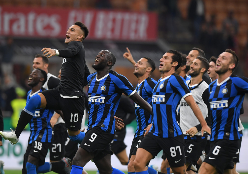 拿来吧你！柏林赫塔球员一把抢过对手教练给球员的战术小纸条