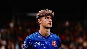 为了赢，你的面相都变了！ 贺希宁在底角用力使相，都快变成布克了